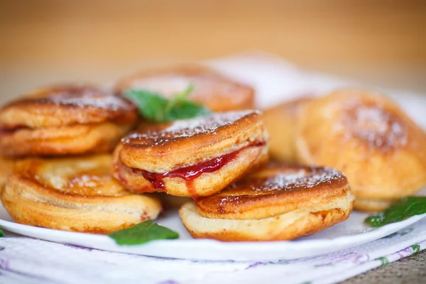 Fried cakes with jam — Stock Photo, Image