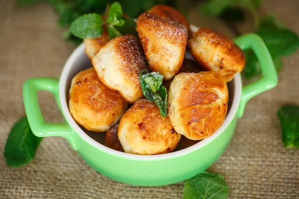 Маленькие жареные сладкие пончики — стоковое фото