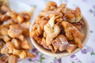 tatlı pasta derin kızarmış ve serpilir 