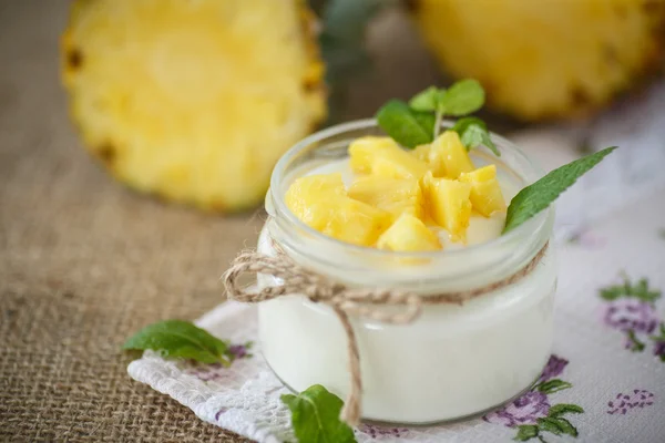 Édes házi joghurtot, ananásszal — Stock Fotó