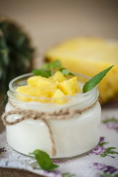 Сладкий домашний йогурт с ананасом — стоковое фото