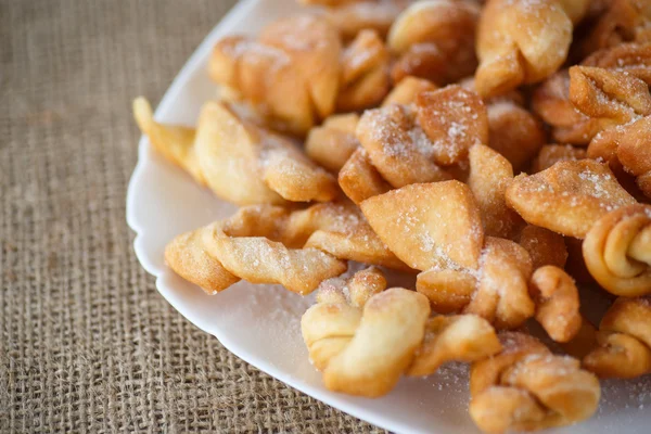 Süßes Gebäck frittiert und bestreut — Stockfoto