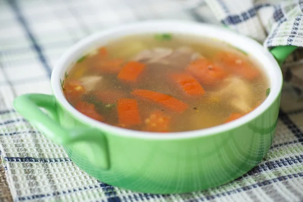 Caldo de pollo cocido con verduras — Foto de Stock