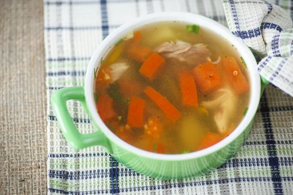 Caldo de galinha cozido com legumes — Fotografia de Stock