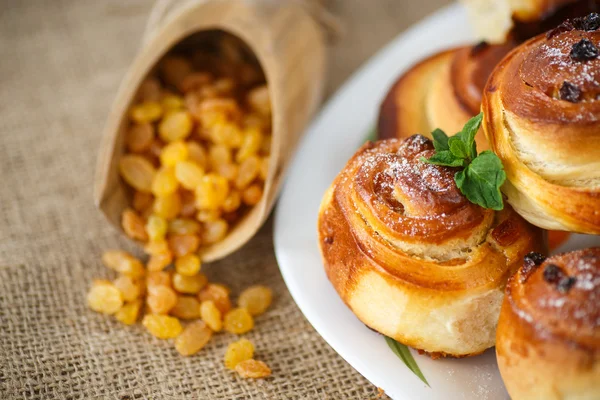 Süße Brötchen mit Rosinen — Stockfoto