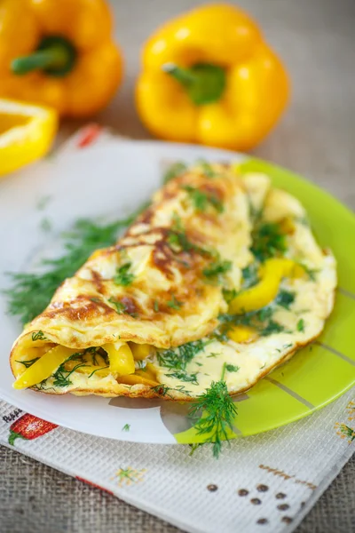 Ízletes omlett-, paprika- és fűszernövények — Stock Fotó