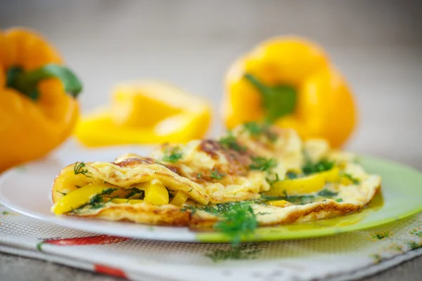 Lahodné omeletu s paprikou a bylinkami — Stock fotografie