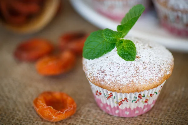 Sladké muffiny s sušené meruňky — Stock fotografie
