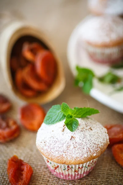 Γλυκό muffins με αποξηραμένα βερίκοκα — Φωτογραφία Αρχείου