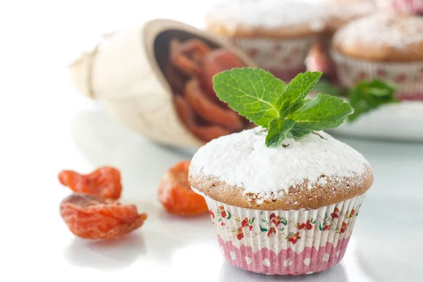 Süße Muffins mit getrockneten Aprikosen — Stockfoto