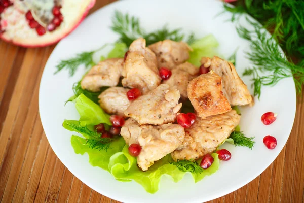 Roasted chicken with pomegranate seeds — Stock Photo, Image