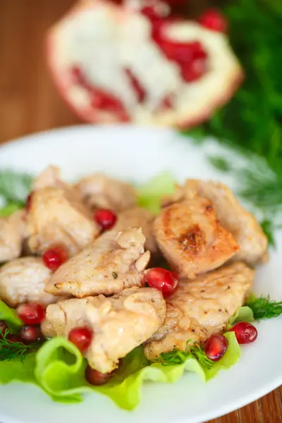 Roasted chicken with pomegranate seeds — Stock Photo, Image