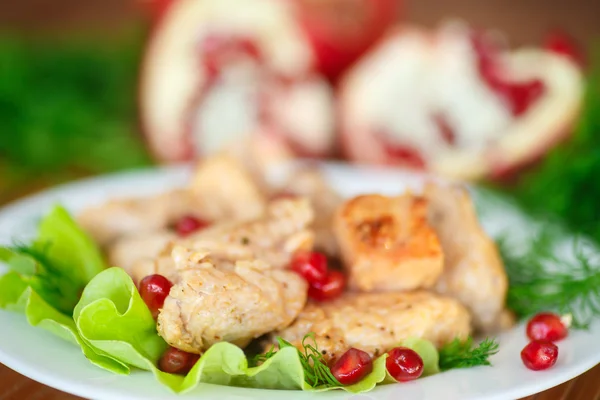 Frango assado com sementes de romã — Fotografia de Stock