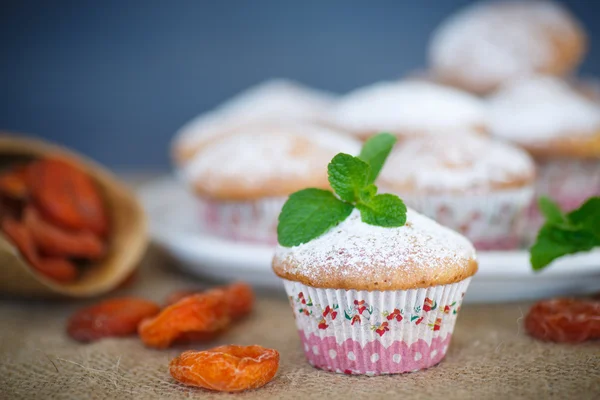 Muffins sucrés aux abricots secs Photo De Stock