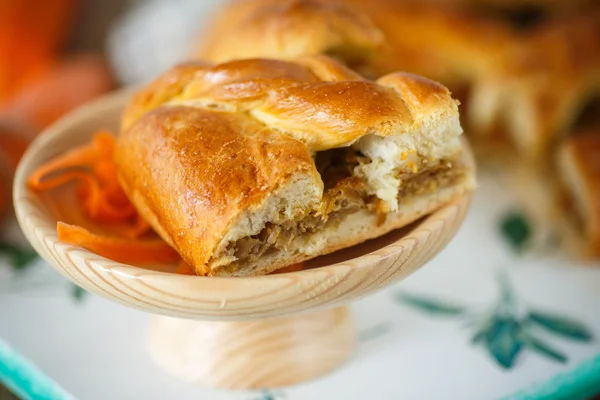 Pie dough with braised cabbage — Stock Photo, Image