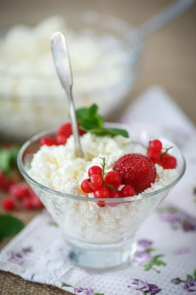 Cagliata dolce con bacche — Foto Stock