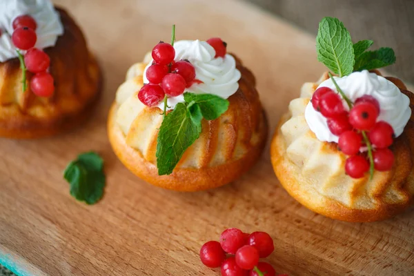 Muffins med bär och grädde — Stockfoto