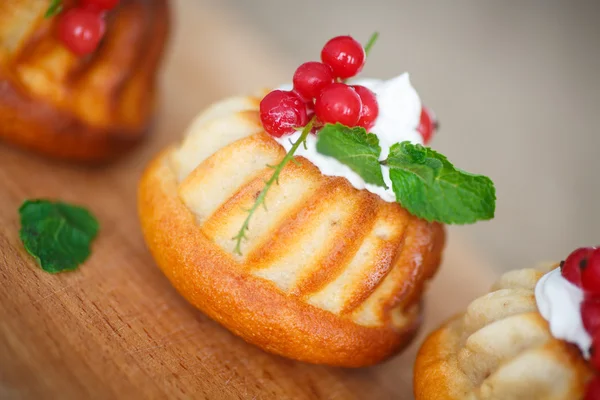 Muffins med bær og fløde - Stock-foto