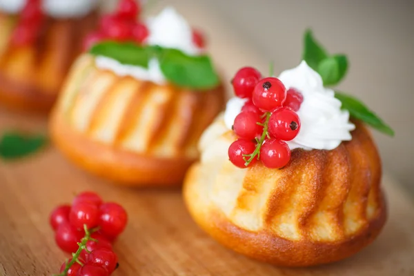 Muffins med bär och grädde — Stockfoto