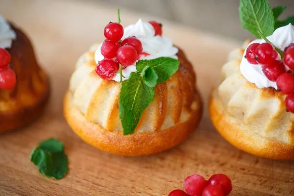 Muffins with berries and cream — Stock Photo, Image