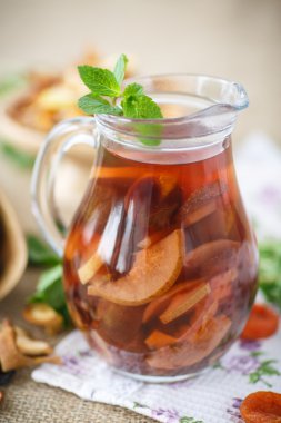 kurutulmuş meyve kompostosu