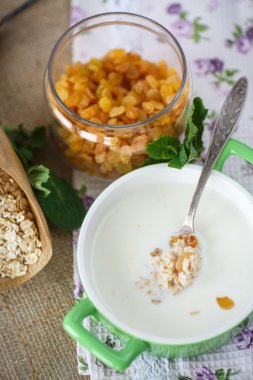 yulaf ezmesi süt ve kuru üzüm