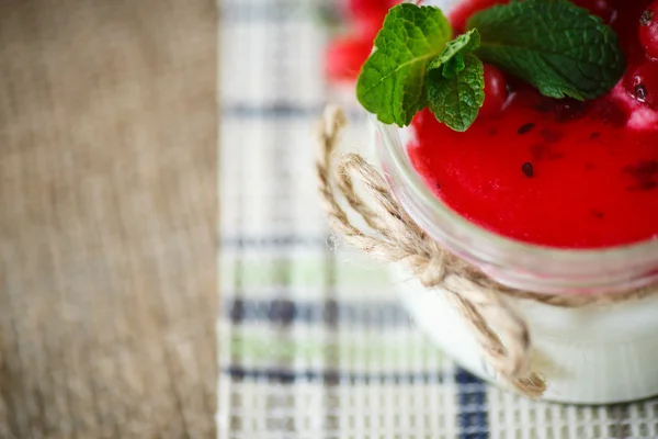 Iogurte doce com compota e groselha vermelha — Fotografia de Stock