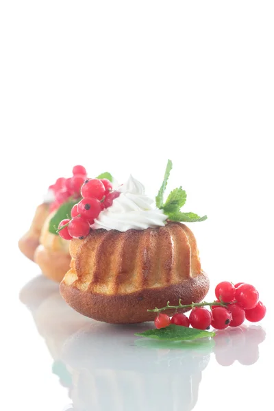 Muffins mit Beeren und Sahne — Stockfoto