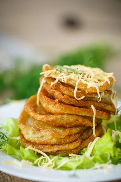 Gebratene Kartoffelpuffer mit Käse — Stockfoto