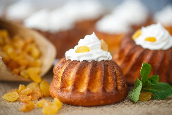 Muffins with cream cheese and raisins — Stock Photo, Image