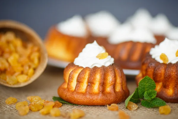 Muffins with cream cheese and raisins — Stock Photo, Image