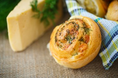 peynir ve otlar ile topuz