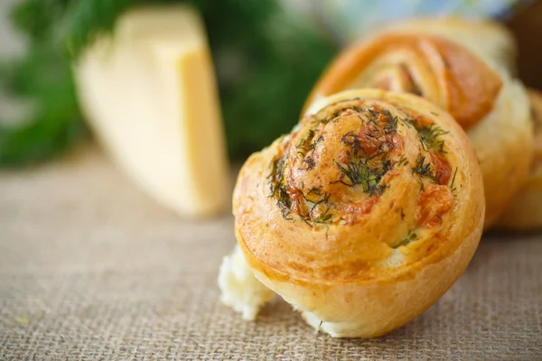 Broodje met kaas en kruiden — Stockfoto