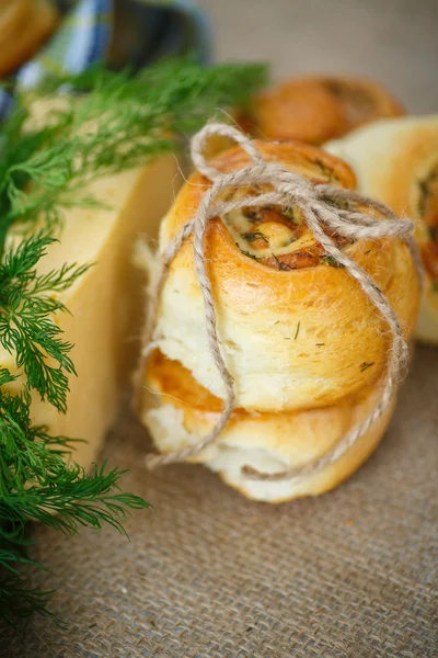 Pão com queijo e ervas — Fotografia de Stock