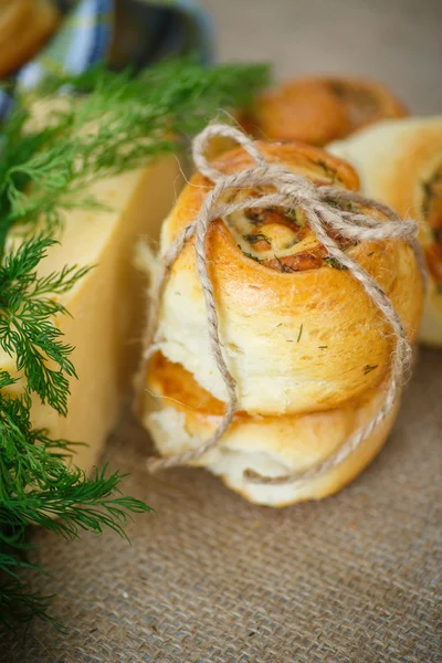 Bollo con queso y hierbas —  Fotos de Stock