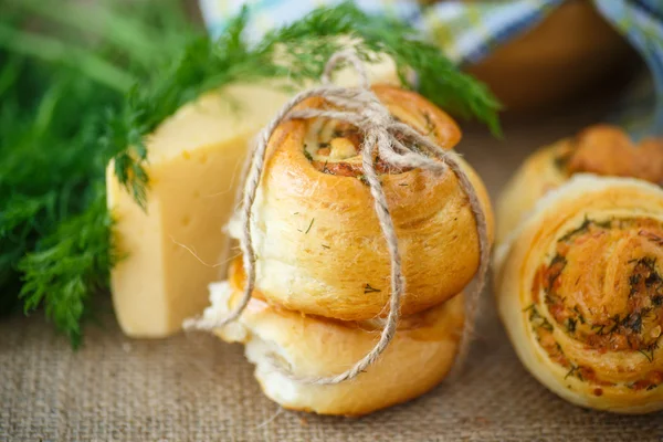 Pão com queijo e ervas — Fotografia de Stock