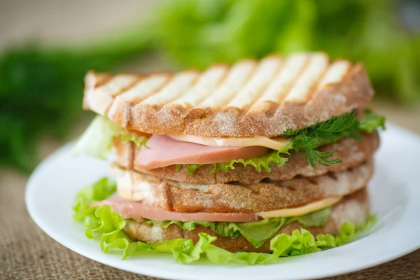 Sandviç sosis, peynir ve otlar ile Telifsiz Stok Fotoğraflar