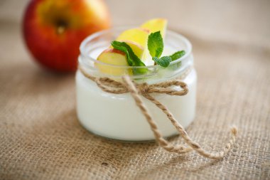 Elmalı ev tatlı yoğurt