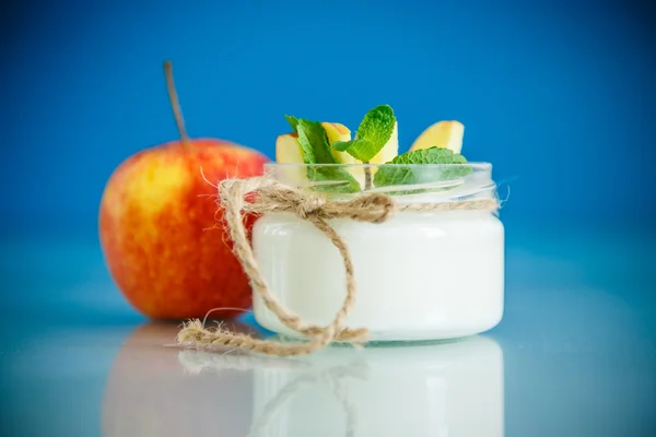 Casa yogurt dolce con mele — Foto Stock
