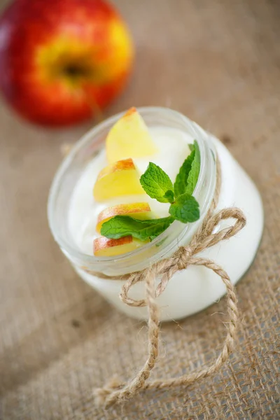 Hem söt yoghurt med äpplen — Stockfoto