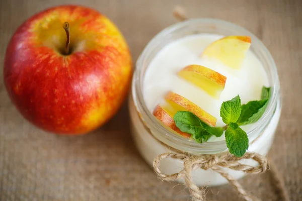 Hem söt yoghurt med äpplen — Stockfoto