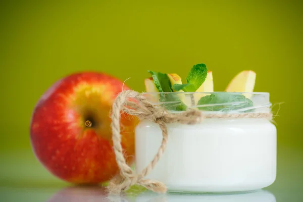 Hjem søt yoghurt med epler – stockfoto