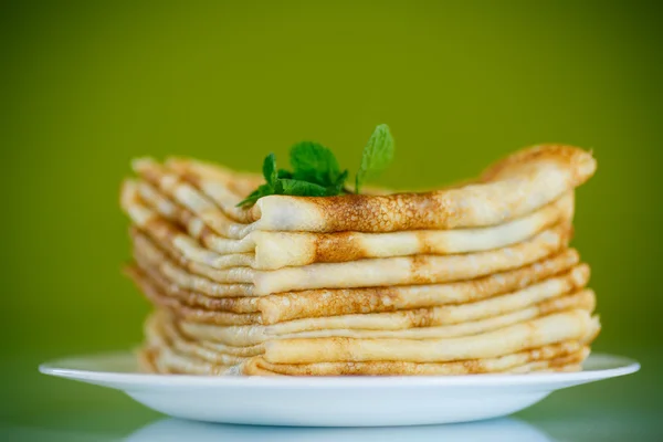 Muchos panqueques finos en un plato — Foto de Stock