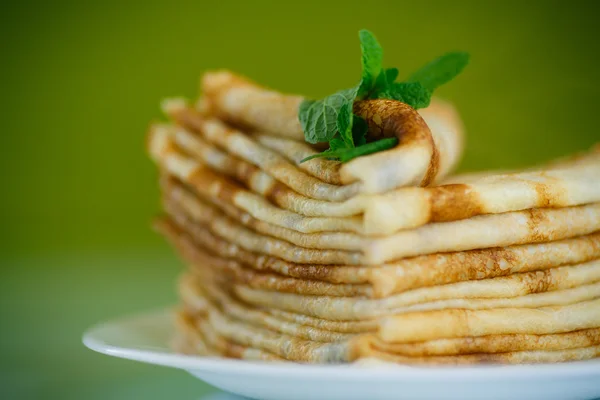 De nombreuses crêpes fines sur une assiette — Photo