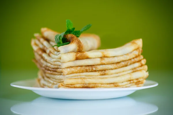 Molte frittelle sottili su un piatto — Foto Stock