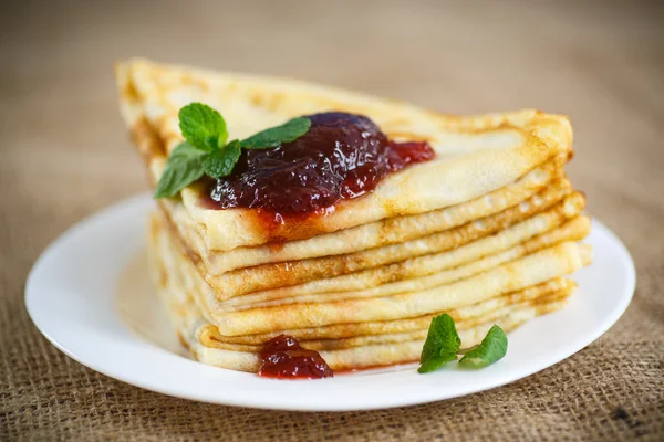 Viele dünne Pfannkuchen mit Marmelade — Stockfoto