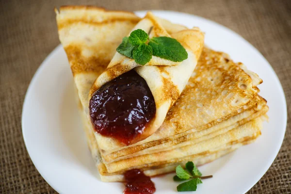 Viele dünne Pfannkuchen mit Marmelade — Stockfoto