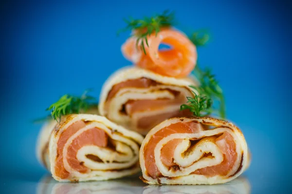 Rotoli di frittelle sottili con pesce rosso salato — Foto Stock