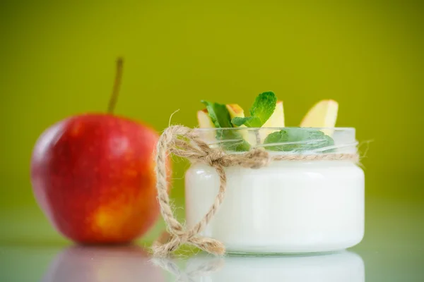 Casa iogurte doce com maçãs — Fotografia de Stock