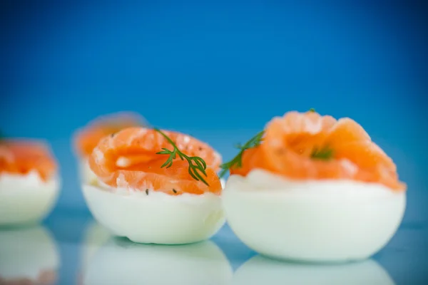 Oeufs durs au poisson rouge salé — Photo